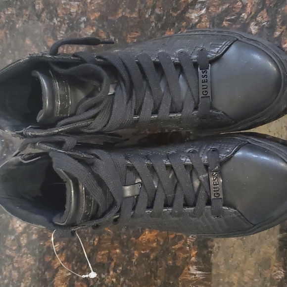 Guess tennis size 8m just used one time - Picture 1 of 2